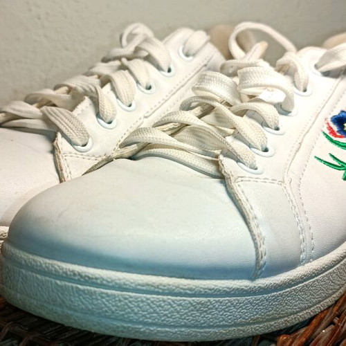 Women's white athletic shoes No40 like new with embroidery