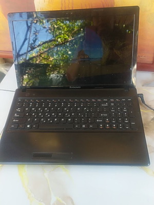 Laptop μεταχειρισμένο με ανοιχτό το πλάι όπως φαίνεται στη φωτογραφία