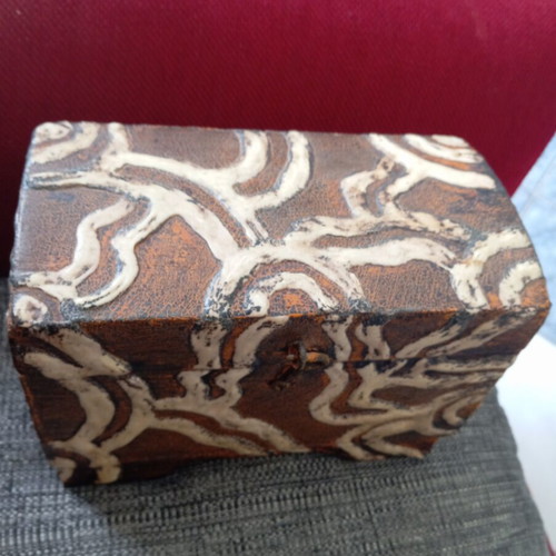 Vintage handmade jewelry box like new