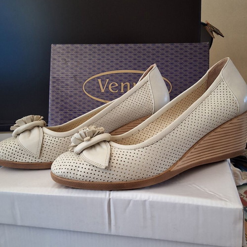 Women's platform shoes size 40, new, beige leather with cork heel
