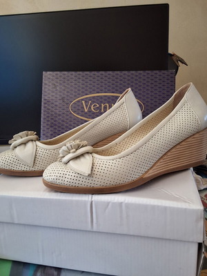 Women's platform shoes size 40, new, beige leather with cork heel
