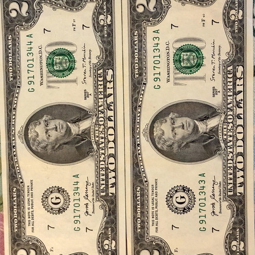 United States 2 Dollar Bills Pair consecutive serial numbers, like new
