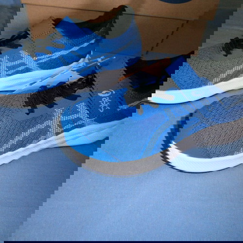 Παπούτσια Asics No 33 στο κουτί τους, καινούργια