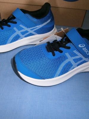 Παπούτσια Asics No 33 στο κουτί τους, καινούργια