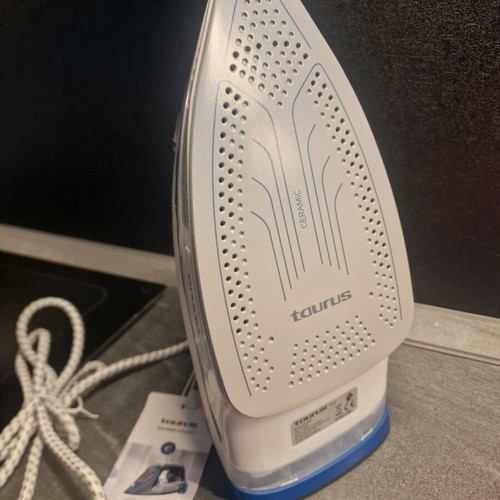 Taurus 3000W iron new with ceramic soleplate and steam