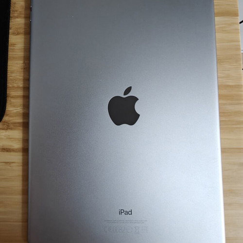 Apple iPad Pro 10.5 with Apple Pencil 1st Gen and Dodocool keyboard case