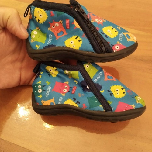 Baby winter slippers size 20 like new, blue