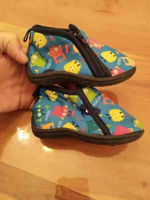 Baby winter slippers size 20 like new, blue