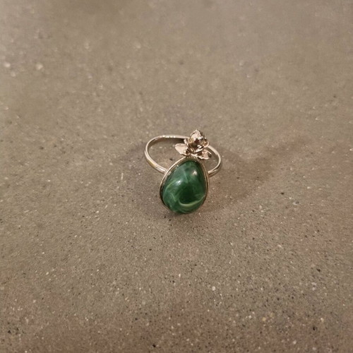 Ring with green iridescent stone new