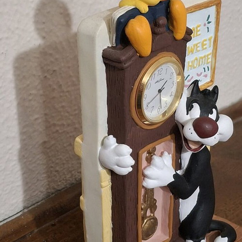 Vintage Tweety & Sylvester Looney Tunes clock like new, tabletop, analog