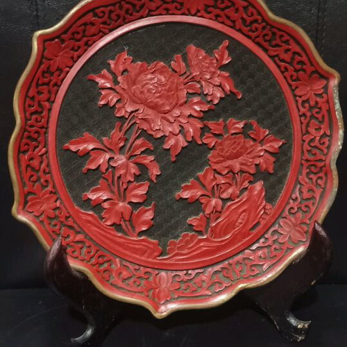 Chinese lacquer set with vase, 2 small jars and plate like new