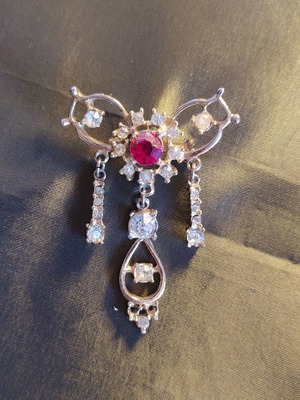Vintage bow brooch used with semi-precious stones