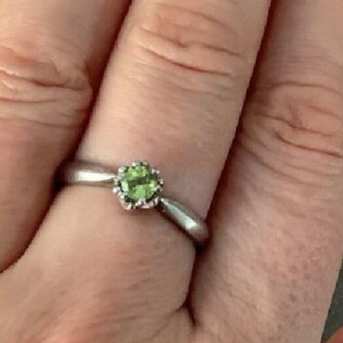 Peridot solitaire ring like new