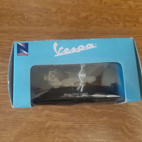 Vespa 125 U (1953) miniature like new, scale 1:32 with packaging