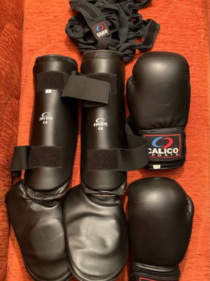Σετ πυγμαχίας Calico Sports μεταχειρισμένο με γάντια, επικαλαμίδες και επιδέσμους