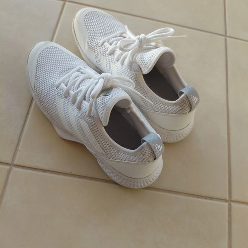 Adidas tennis shoes woman size 39.5 like new, white