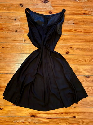 Καλοκαιρινό μαύρο φόρεμα like new, με κουμπάκια στην πλάτη, μεγέθη M και L