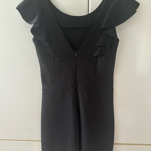 Black dress with structured fabric like new, ruffles and back V, size M
