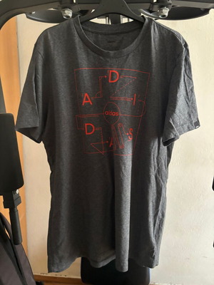 Adidas Medium T-shirt used, black and grey