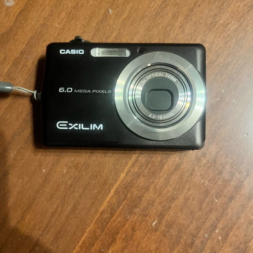 Casio Exilim digital camera 6M pixels used with 2 batteries and leather case