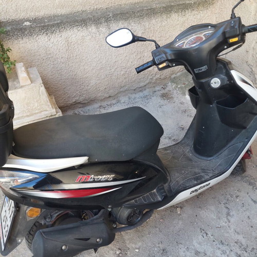 Daytona Miro 125 scooter like new with 45L top case