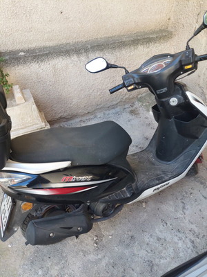 Daytona Miro 125 scooter like new with 45L top case