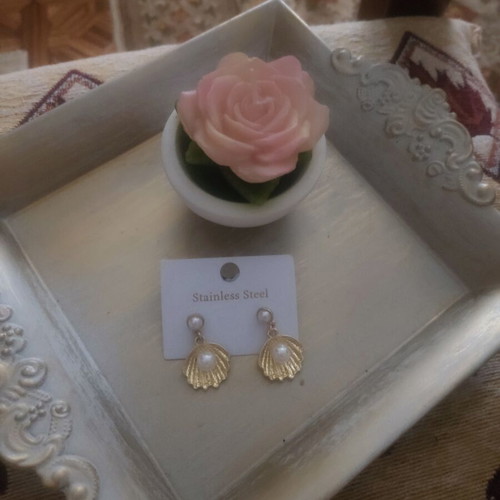 Shell earrings new, gold color stainless steel