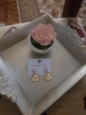 Shell earrings new, gold color stainless steel