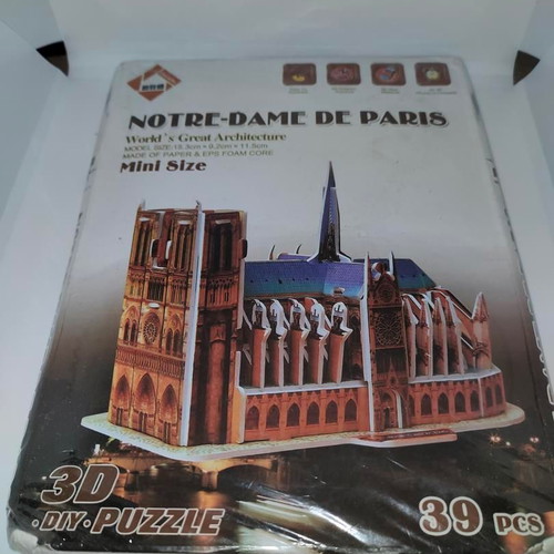Notre-Dame de Paris 3D Puzzle set like new, 39 pieces