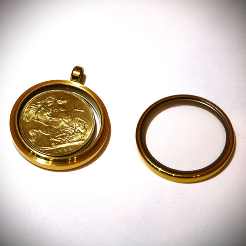 England Pound Victoria gold-plated pendant necklace in a case with glass on both sides 22K plated