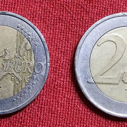 Coins used, 1 French 2 euro and 1 Dutch 2 euro with error