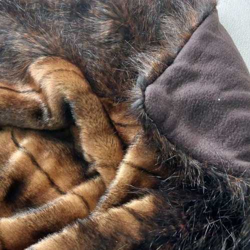 Throw with 4 pillows new, synthetic fur