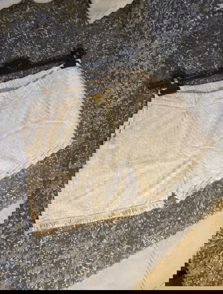 Λινό μπεζ σορτσάκι με χρυσές λεπτομέρειες