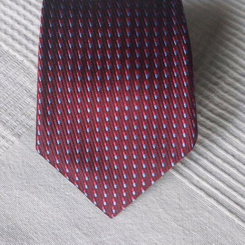 Tie like new with pattern in dark red