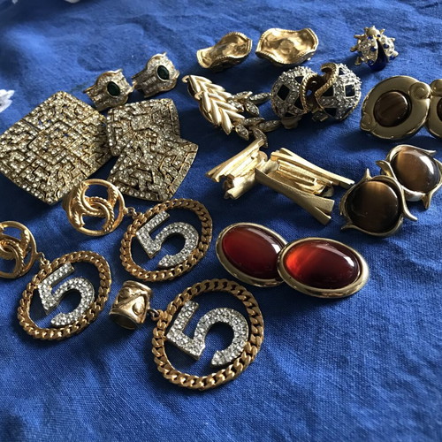 10 pairs of earrings, 2 brooches, 1 pendant