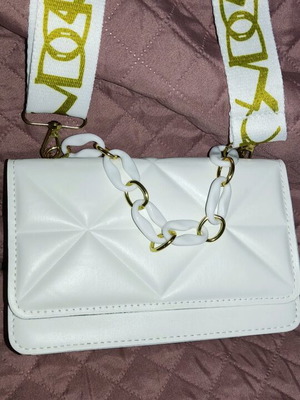 Women's white shoulder bag like new with strap and plastic chain