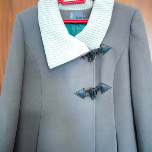 Toi&Moi women's coat like new, gray with white knitted collar