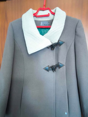 Toi&Moi women's coat like new, gray with white knitted collar