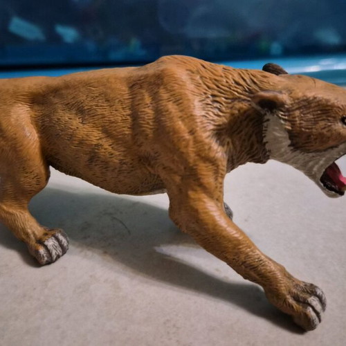Smilodon figure by Papo like new