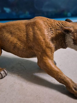 Smilodon figure by Papo like new