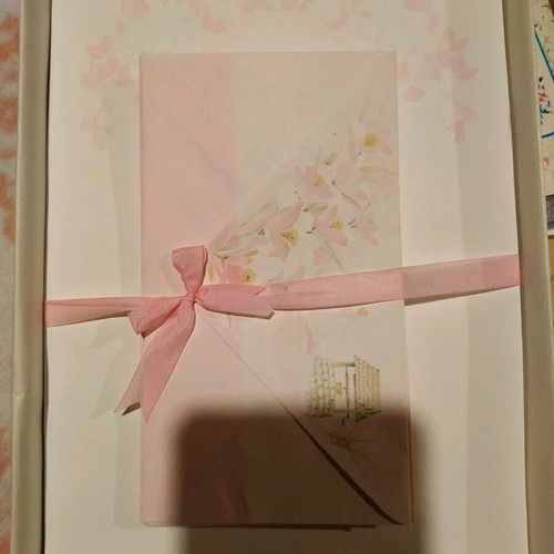 Stationery set like new with 19 sheets and 14 envelopes