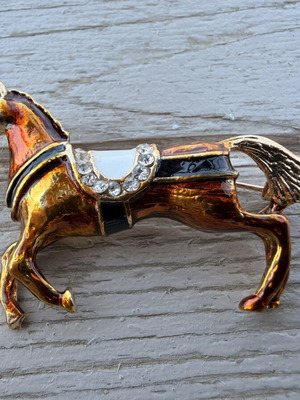Horse pin brooch