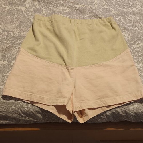 Former Paris maternity shorts, beige and pink