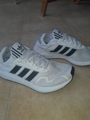 Αθλητικά παπούτσια Adidas μεταχειρισμένα, μέγεθος 44, λευκά