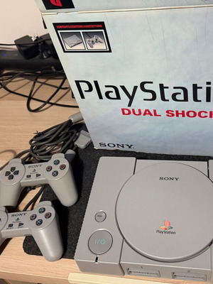 Sony PlayStation SCPH-9002 κονσόλα μεταχειρισμένη με κουτί και δύο χειριστήρια, τροφοδοσία USB-C
