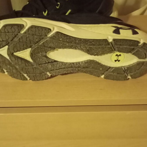 Under Armour men's athletic shoes like new, size 44