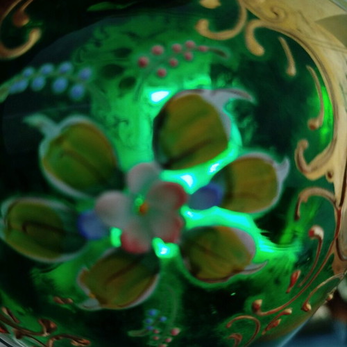 Murano vase emerald green with 24k gold leaf overlay like new