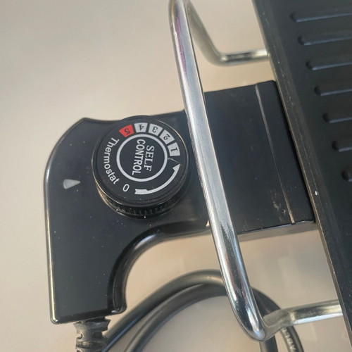 Electric grill used with discoloration on cooking plate