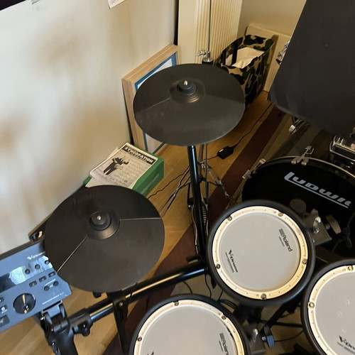 Roland Electronic Drums TD-07 like new with pedal and seat