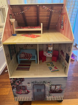 Amanda & Family Dollhouse like new, wooden with wheels by Imaginarium